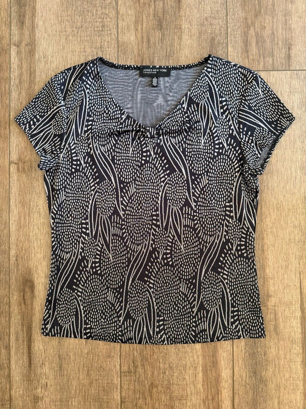 Jones New York Collection Black White Abstract Pattern V-Neck Short Sleeve top